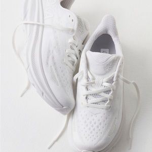 HOKA Clifton 9 Sneakers